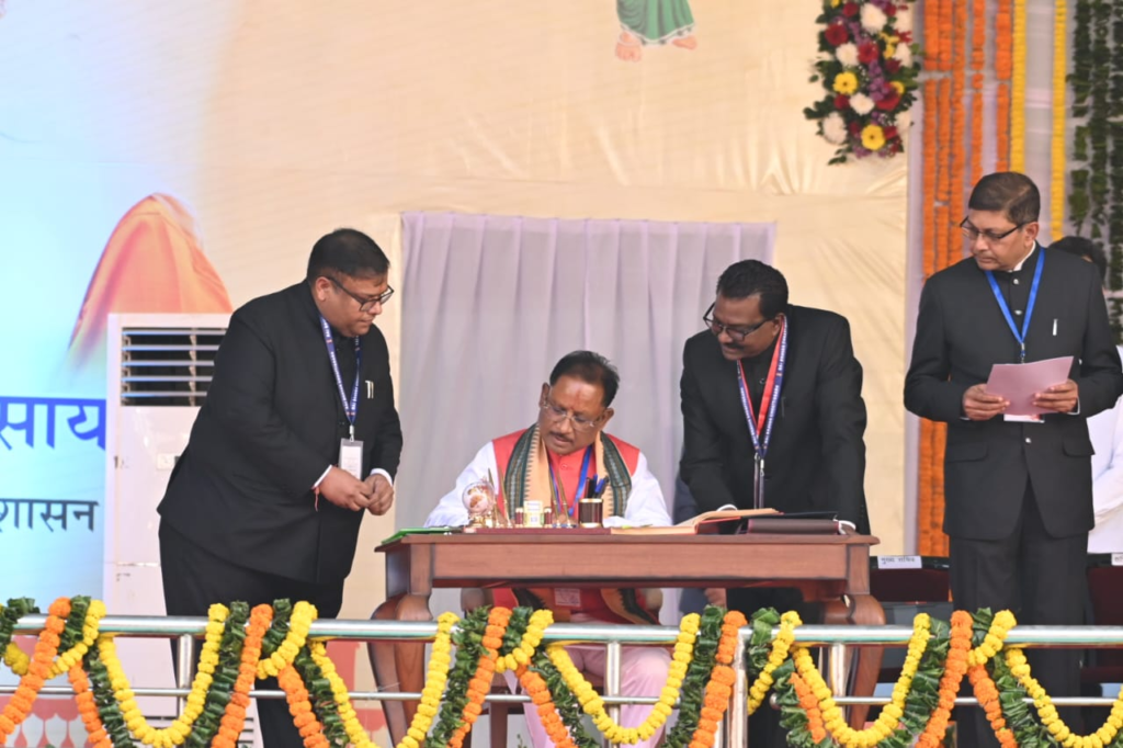 CM Oath Ceremony Photos : विष्णु देव ने मुख्यमंत्री, अरुण और विजय ने डिप्टी सीएम पद की ली शपथ