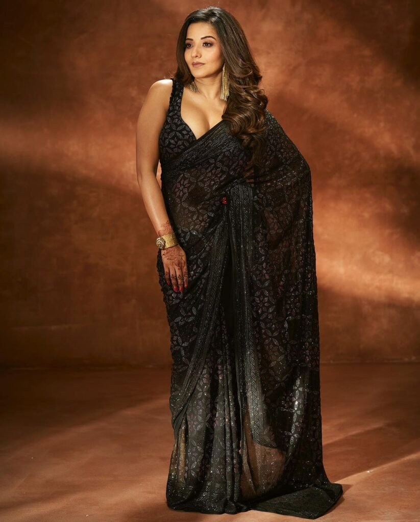 Bhojpuri actress Monalisa : मोनालिसा ने बनारसी साड़ी में दिखाई ऐसी अदाएं, मदहोश हुए फैंस