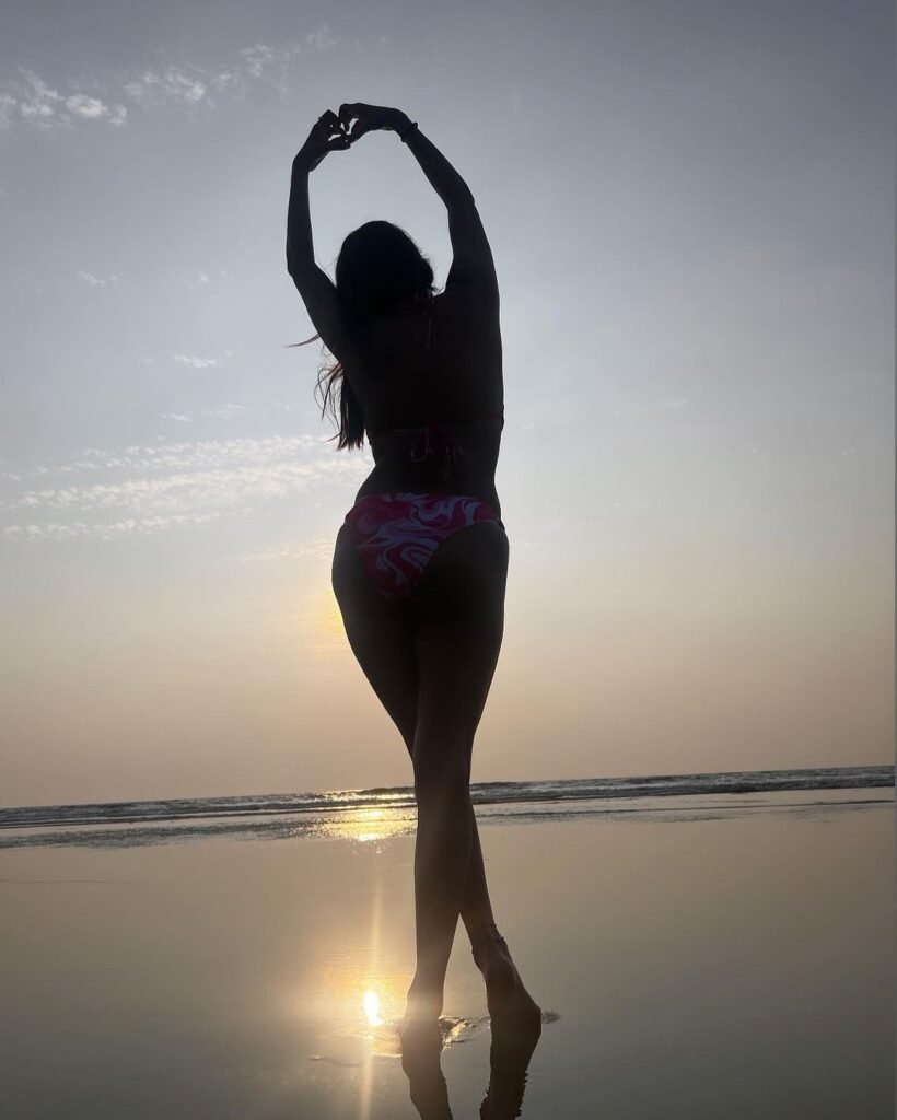 Kate Sharma Hot Video : एक्ट्रेस केट शर्मा ने सेक्सी बिकनी पहन समंदर में लगाई आग