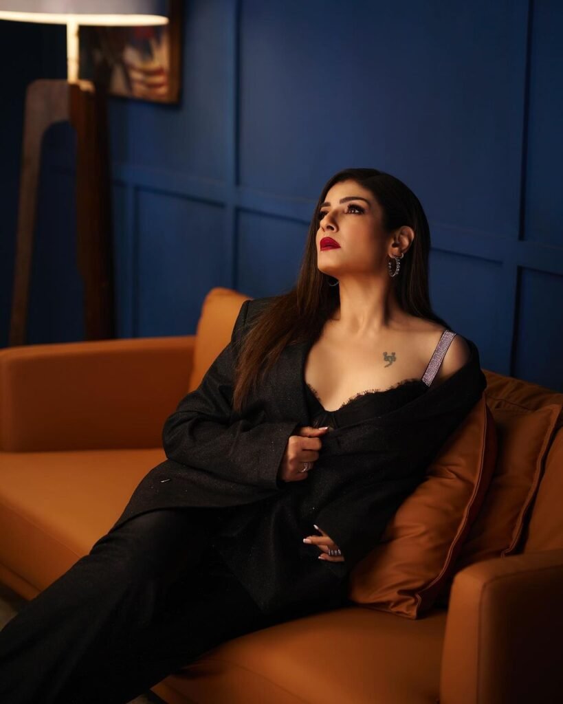 Raveena Tandon : At the age of 49, Raveena Tandon is crazy about boldness, she sweats after seeing her hotness in black bralette.