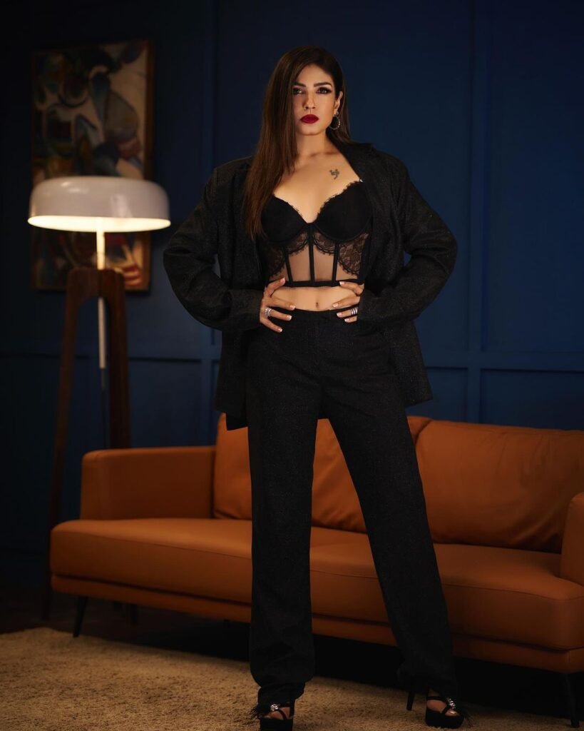 Raveena Tandon : At the age of 49, Raveena Tandon is crazy about boldness, she sweats after seeing her hotness in black bralette.