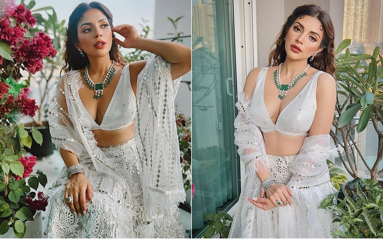 Shama Sikander: 42 year old Shama Sikander showed bold avatar in deepneck dress.