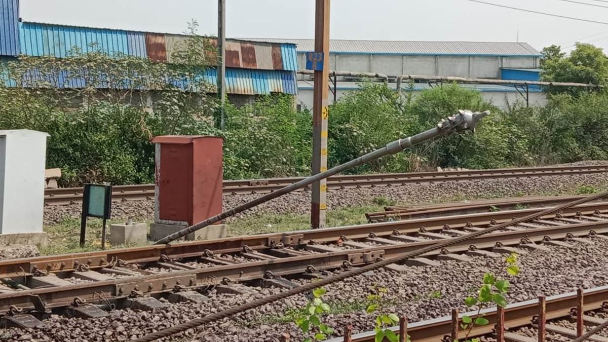 Raipur Railway Station: Major accident at Raipur Railway Station, electric pole fell on the bogie of Kurla Express.