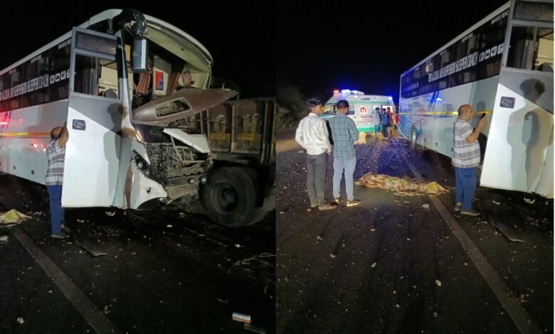 Balod Road Accident : बालोद जिले में भीषण सड़क हादसा, ट्रक से टकराई बस, 1 की मौत, आठ यात्री घायल 1 Balod Road Accident