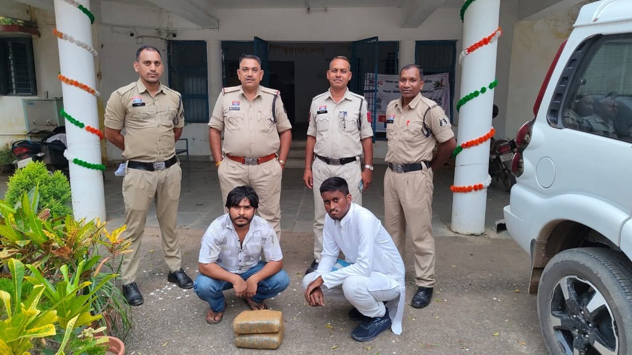 स्कूटी पर गांजा तस्करी करते दो युवक गिरफ्तार, 4 किलो गांजा और वाहन जब्त