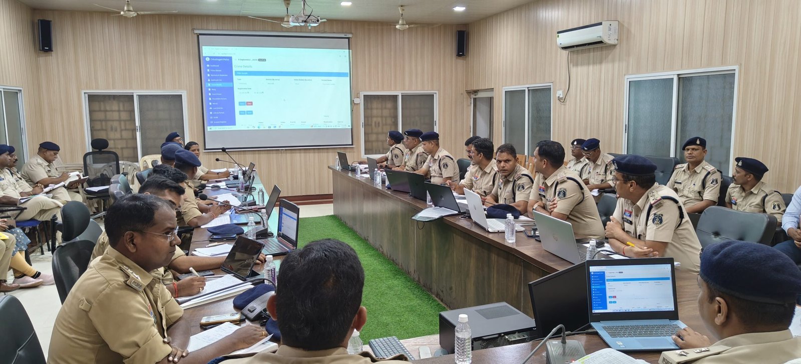 पुलिस अधीक्षक ने की अपराध समीक्षा बैठक, उत्कृष्ट कार्य करने वाले पुलिसकर्मी हुए सम्मानित
