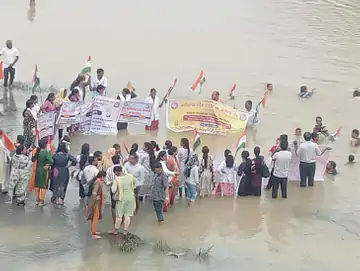 अपनी मांगों को लेकर NHM कर्मचारियों ने किया अनोखा प्रदर्शन, ढाई घंटे तक खड़े रहे नदी में