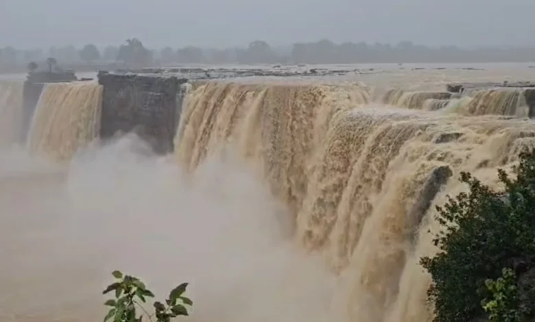 Chitrakote Waterfall : बारिश में बदला चित्रकूट जलप्रपात का नजारा, देखें मंत्रमुग्ध कर देने वाला वीडियो