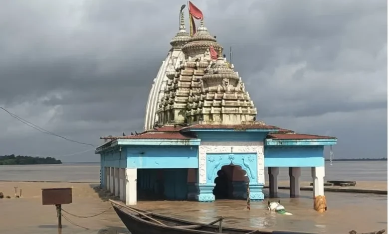 Porath Shiv Temple Duba : उफान पर महानदी, खेत-खलिहान जलमग्न, पोरथ स्वयंभू शिव मंदिर भी डूबा
