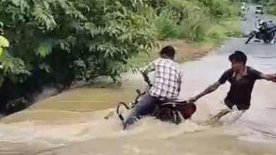 Sahajpali Nala Accident : उफनते नाले में बही बाइक, ग्रामीणों ने बचाई चालक की जान