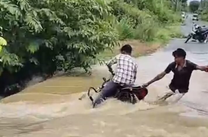 Sahajpali Nala Accident : उफनते नाले में बही बाइक, ग्रामीणों ने बचाई चालक की जान