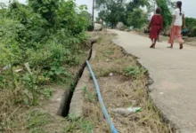 Nal Jal Yojana : नल-जल योजना ने ग्रामीणों की बढ़ाई मुसीबत, टूटी नाली-सीसी रोड से घरों में घुस रहा गंदा पानी