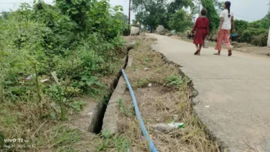 Nal Jal Yojana : नल-जल योजना ने ग्रामीणों की बढ़ाई मुसीबत, टूटी नाली-सीसी रोड से घरों में घुस रहा गंदा पानी