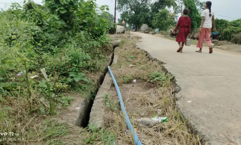 Nal Jal Yojana : नल-जल योजना ने ग्रामीणों की बढ़ाई मुसीबत, टूटी नाली-सीसी रोड से घरों में घुस रहा गंदा पानी