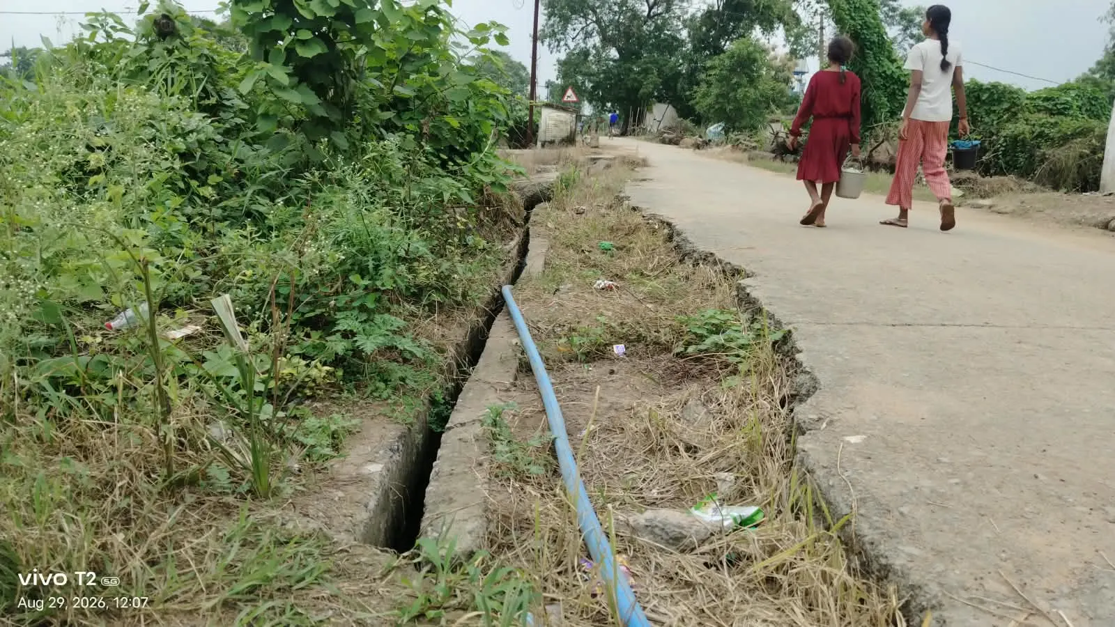Nal Jal Yojana : नल-जल योजना ने ग्रामीणों की बढ़ाई मुसीबत, टूटी नाली-सीसी रोड से घरों में घुस रहा गंदा पानी