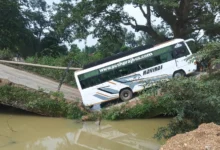 Bus Stuck On Bridge  : टल गया बड़ा हादसा, बीच पुल में फंसी थी यात्रियों से भरी बस, देखें वीडियो