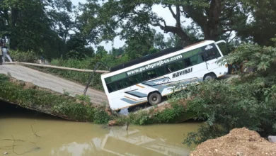 Bus Stuck On Bridge  : टल गया बड़ा हादसा, बीच पुल में फंसी थी यात्रियों से भरी बस, देखें वीडियो
