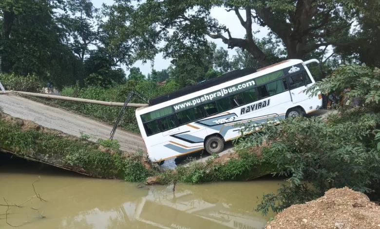Bus Stuck On Bridge  : टल गया बड़ा हादसा, बीच पुल में फंसी थी यात्रियों से भरी बस, देखें वीडियो