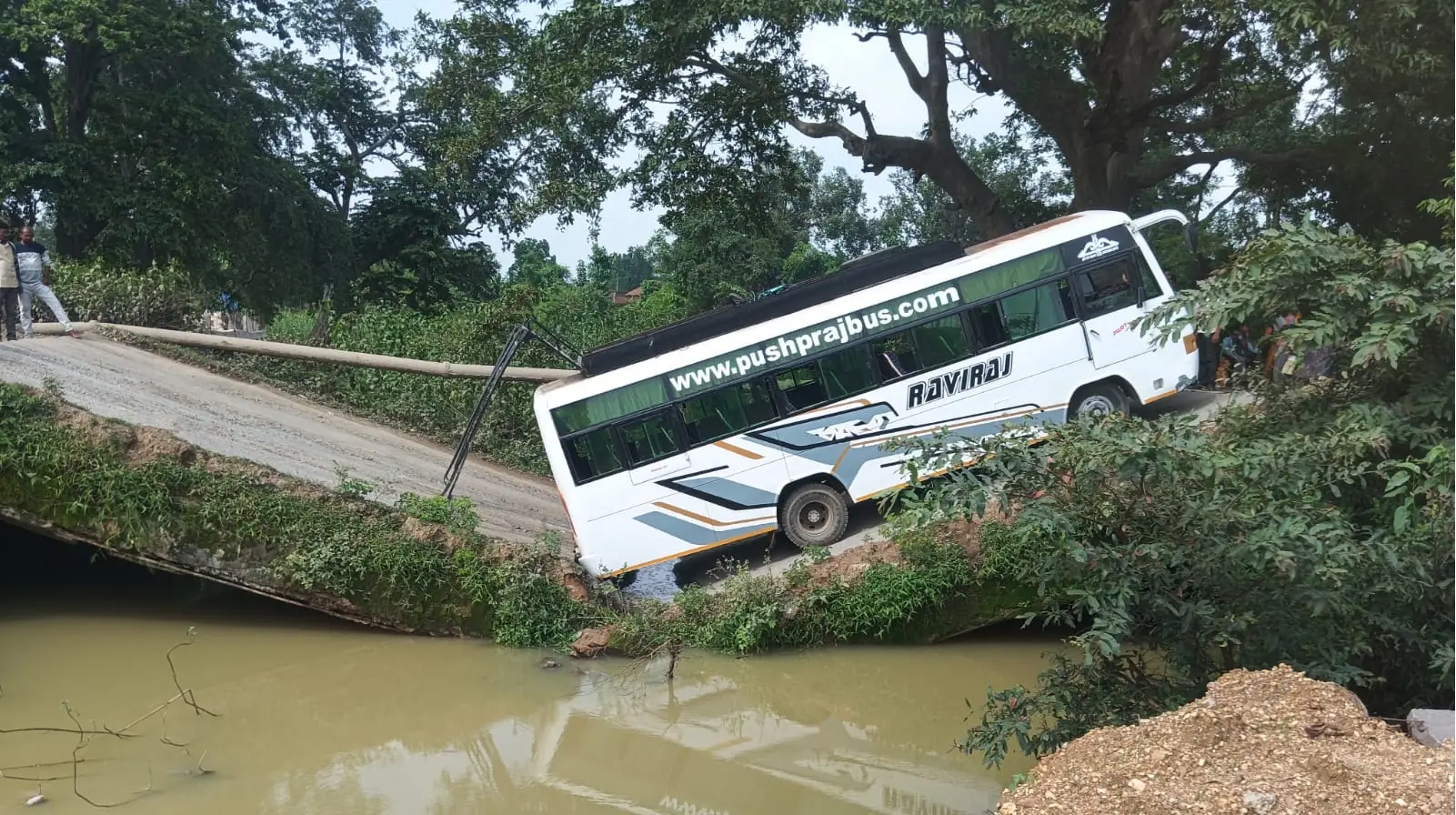 Bus Stuck On Bridge  : टल गया बड़ा हादसा, बीच पुल में फंसी थी यात्रियों से भरी बस, देखें वीडियो