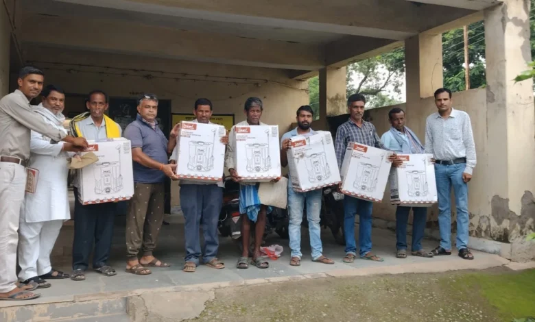 DMF Sprayer Machine Distribution : चहेतों में बंटी स्प्रेयर मशीन! वंचित किसानों का दल पहुंचा सारंगढ़ कलेक्ट्रेट