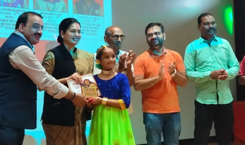 Jindal Adarsh Gramya Bharti : जिंदल आदर्श ग्राम्य भारती में वार्षिक उत्सव का शानदार आयोजन