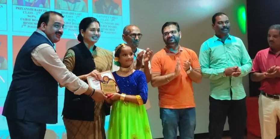 Jindal Adarsh Gramya Bharti : जिंदल आदर्श ग्राम्य भारती में वार्षिक उत्सव का शानदार आयोजन