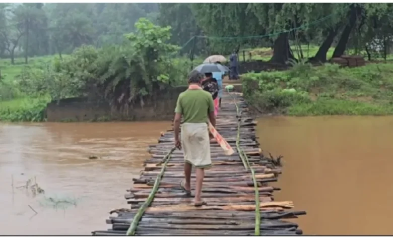 Kanker Bridge Wooden News : सपनों की राह पर मौत का पुल, लकड़ी के सहारे जान जोखिम में डाल रहे ग्रामीण