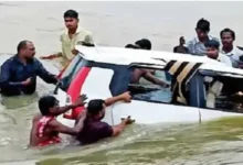 Jonk River Accident  :  कार-बाइक की भिड़ंत, रेलिंग तोड़ जोंक नदी में गिरी कार, 1 की मौत