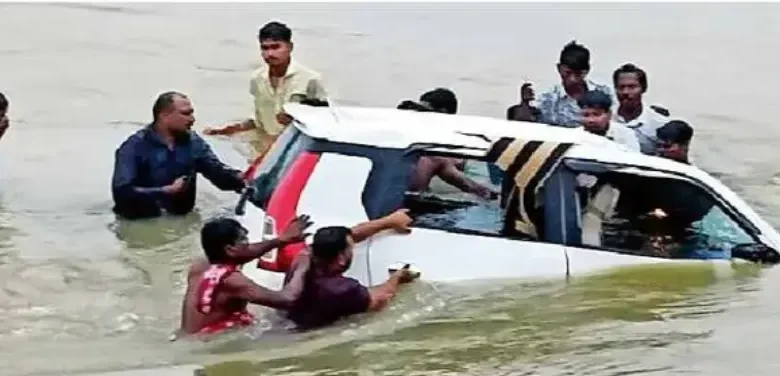 Jonk River Accident  :  कार-बाइक की भिड़ंत, रेलिंग तोड़ जोंक नदी में गिरी कार, 1 की मौत