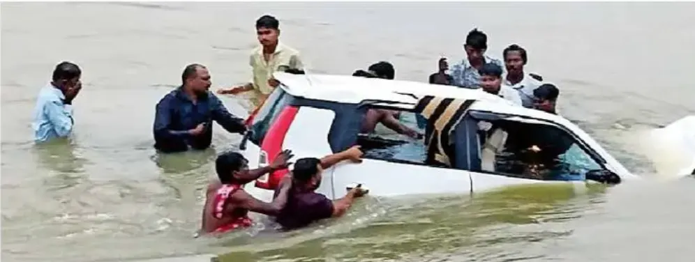 Jonk River Accident : कार-बाइक की भिड़ंत, रेलिंग तोड़ जोंक नदी में गिरी कार, 1 की मौत