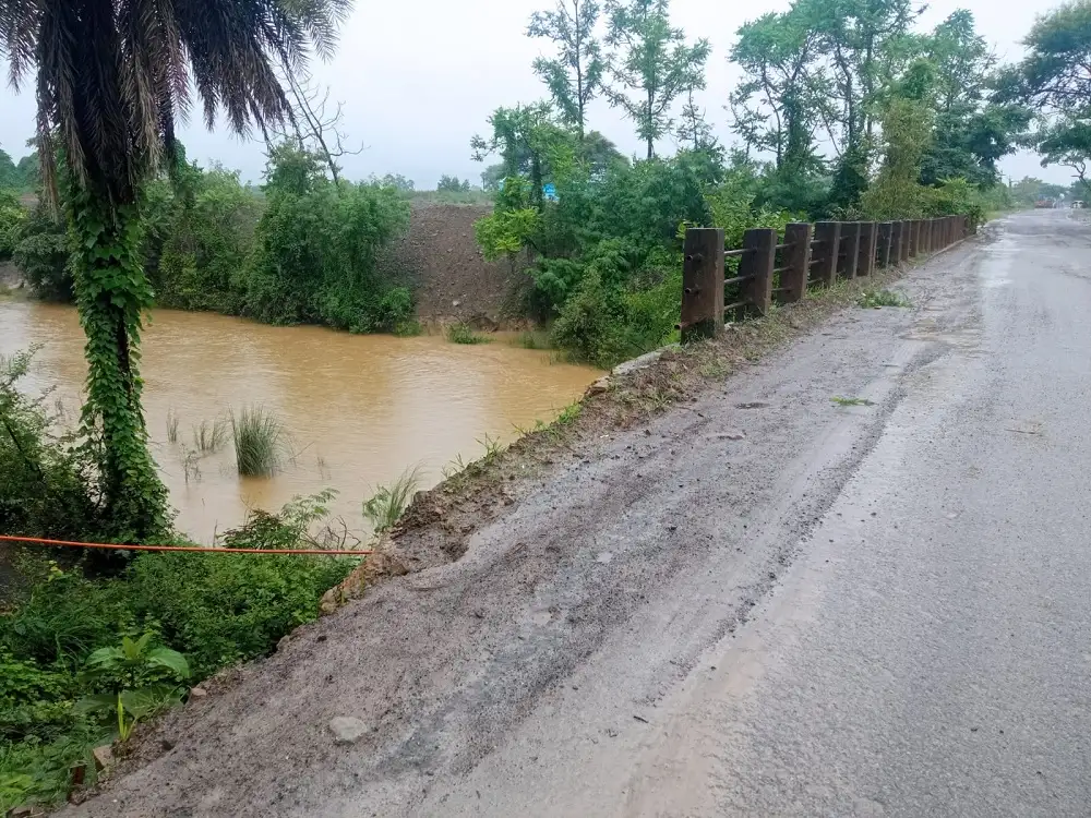 Katangpali Bridge : टूटी रेलिंग के भरोसे जिंदगी, कटंगपाली पुल पर मंडरा रहा हादसे का खतरा