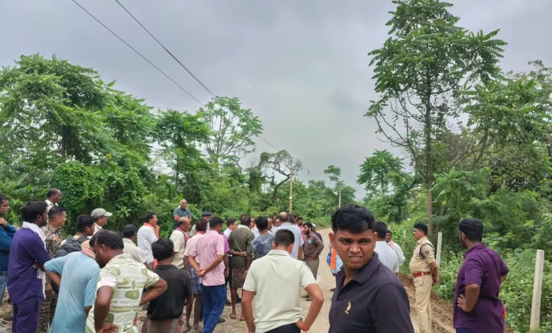 Naughata Road Protest : फ्लाईऐश वाहनों से सड़क जर्जर, नौघटा में ग्रामीणों का चक्काजाम