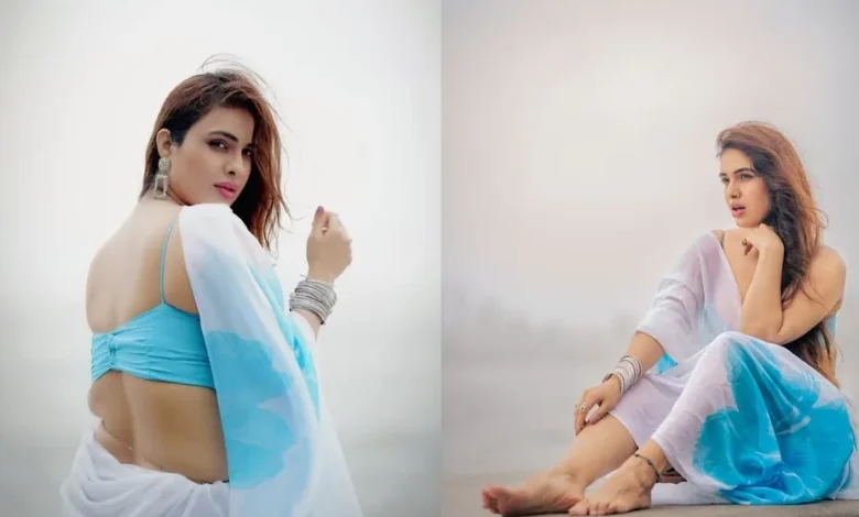 Neha Malik Photos : नीला-सफेद साड़ी लुक में छाईं पंजाबी एक्ट्रेस