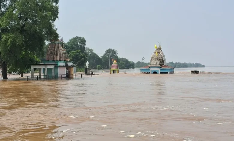 Mahanadi Flood : महानदी का रौद्र रूप, पोरथ शिव मंदिर डूबा, कई गांवों में घरों तक पहुंचा पानी