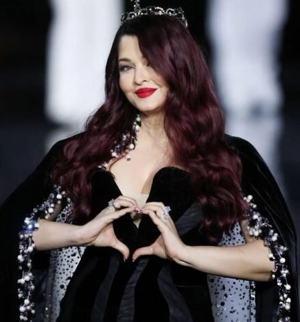 Paris Fashion Week 2026 : पेरिस में ऐश्वर्या राय बच्चन का रायल अंदाज, ब्लैक गाउन और क्राउन में बनीं क्वीन
