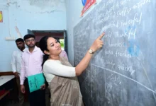 Sarangarh Bilaigarh Collector School Visit : कलेक्टर बनीं शिक्षक, बच्चों से पढ़वाया अंग्रेजी पाठ और पूछे पहाड़े