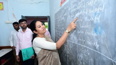 Sarangarh Bilaigarh Collector School Visit : कलेक्टर बनीं शिक्षक, बच्चों से पढ़वाया अंग्रेजी पाठ और पूछे पहाड़े