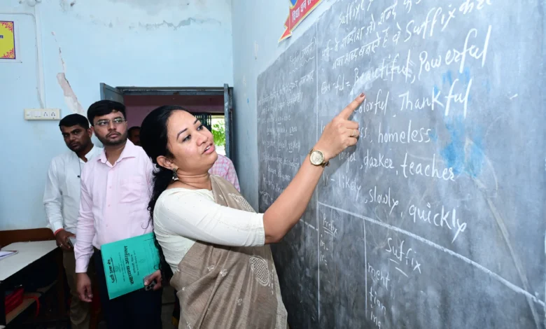 Sarangarh Bilaigarh Collector School Visit : कलेक्टर बनीं शिक्षक, बच्चों से पढ़वाया अंग्रेजी पाठ और पूछे पहाड़े
