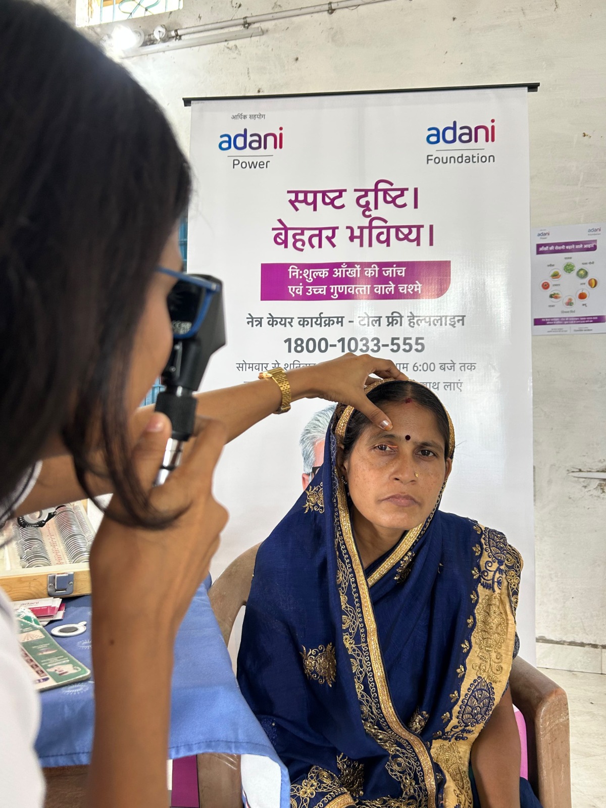 Vision Care Raigarh : 41 गांवों में पहुंची अदाणी फाउंडेशन की नेत्र सेवा, चार हजार ग्रामीणों की जांच; 1,939 को मिले चश्मे