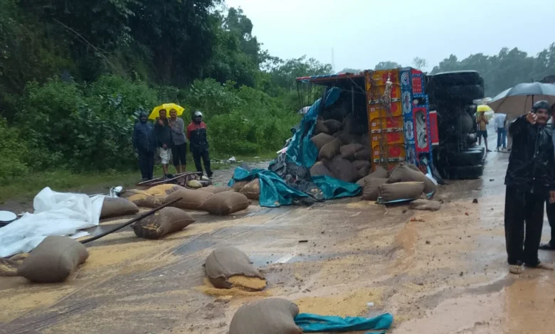 Balod Road Accident : बालोद के मरकाटोला घाट में खड़े वाहन को ट्रक ने घसीटा, छह की मौत, 7 घायल
