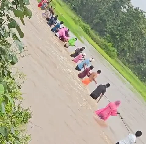 Gariaband Flood Rescue : बाढ़ में फंसी बस, रस्सी के सहारे 50 से अधिक यात्रियों को बचाया