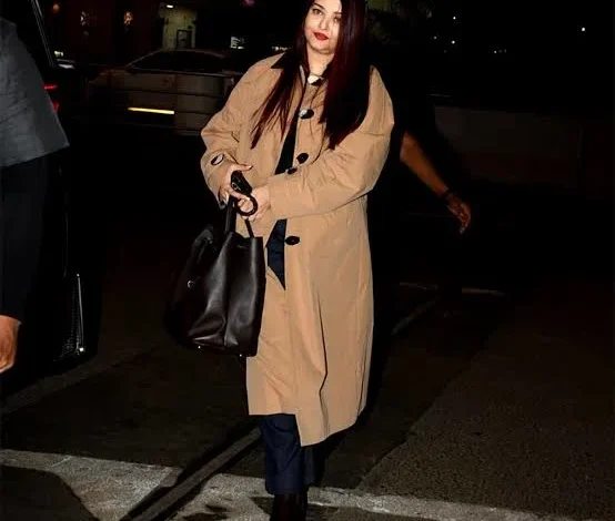 Aishwarya Rai Bachchan : आधी रात को स्वैग में एयरपोर्ट पहुंचीं ऐश्वर्या राय, बच्चन परिवार की बहू पर फिदा हुए फैंस