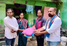 Birthday Seva : बाढ़ प्रभावित गांव में बच्चों के बीच मनाया जन्मदिन, हर घर पहुंचाई मच्छरदानी