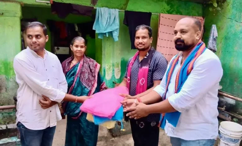 Birthday Seva : बाढ़ प्रभावित गांव में बच्चों के बीच मनाया जन्मदिन, हर घर पहुंचाई मच्छरदानी