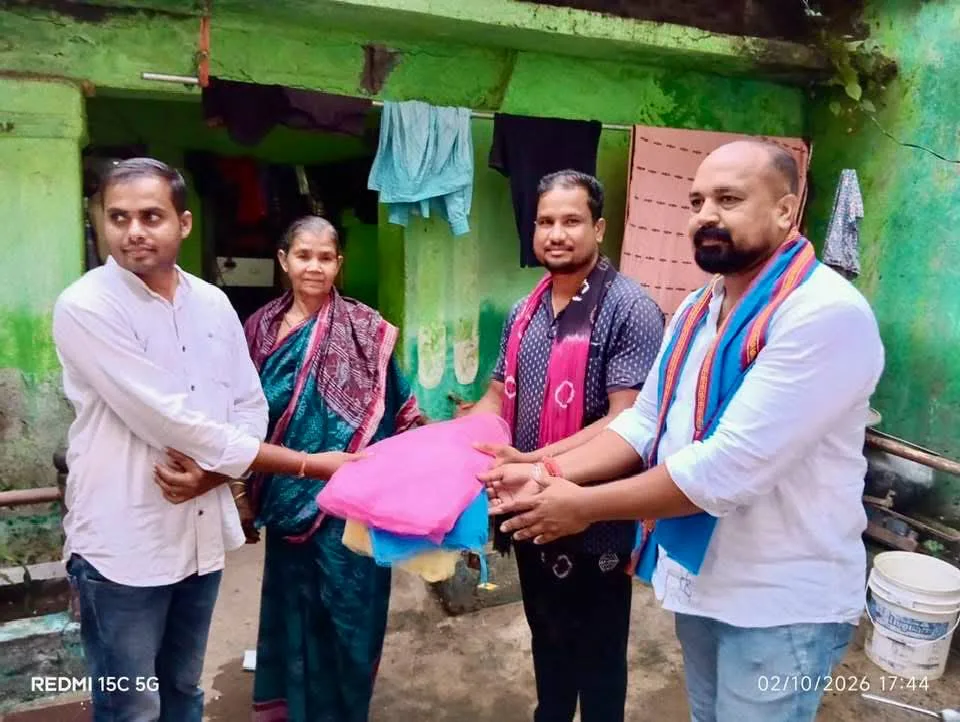 Birthday Seva : बाढ़ प्रभावित गांव में बच्चों के बीच मनाया जन्मदिन, हर घर पहुंचाई मच्छरदानी