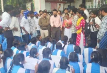 Bilaspur School Girls Protest : कलेक्टर को गेट पर बुलाने की जिद पर अड़ी छात्राएं, कलेक्ट्रेट में हंगामा