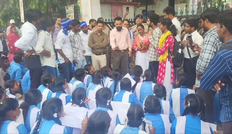 Bilaspur School Girls Protest : कलेक्टर को गेट पर बुलाने की जिद पर अड़ी छात्राएं, कलेक्ट्रेट में हंगामा