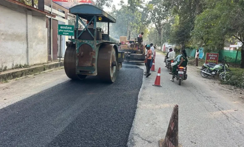 Ambikapur Road Repair : अरुण साव के निर्देश पर सड़कों की मरम्मत शुरू, 3 करोड़ होंगे खर्च