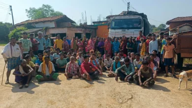 Ghoghra Pond Controversy : निस्तारी तालाब बचाने ग्रामीणों का मोर्चा, डस्ट डंपिंग रुकवाई, चक्काजाम की चेतावनी