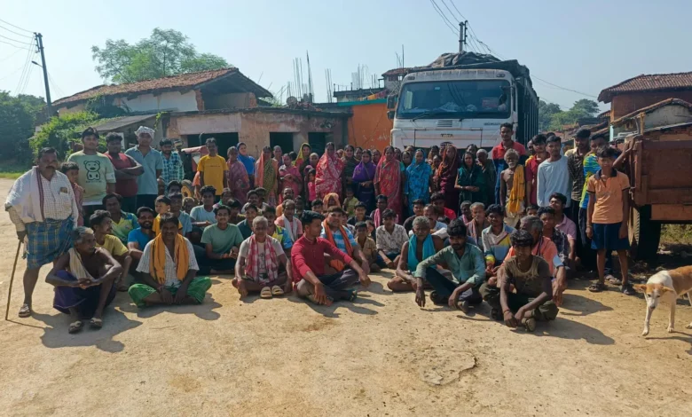 Ghoghra Pond Controversy : निस्तारी तालाब बचाने ग्रामीणों का मोर्चा, डस्ट डंपिंग रुकवाई, चक्काजाम की चेतावनी